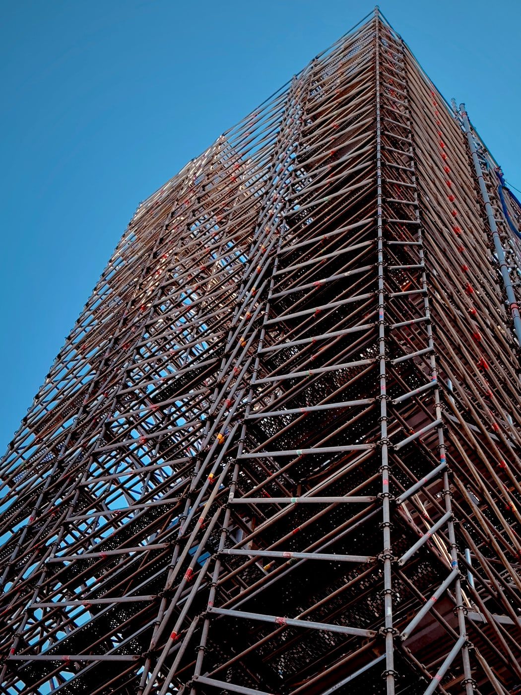 Hoher Gerüstturm, von unten gegen den blauen Himmel fotografiert